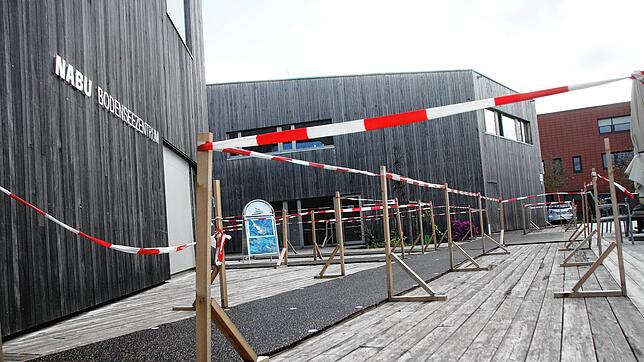 Am Bodenseezentrum des Naturschutzverbandes Nabu, gegenüber dem Bahnhof Reichenau, flattern Absperrbänder.