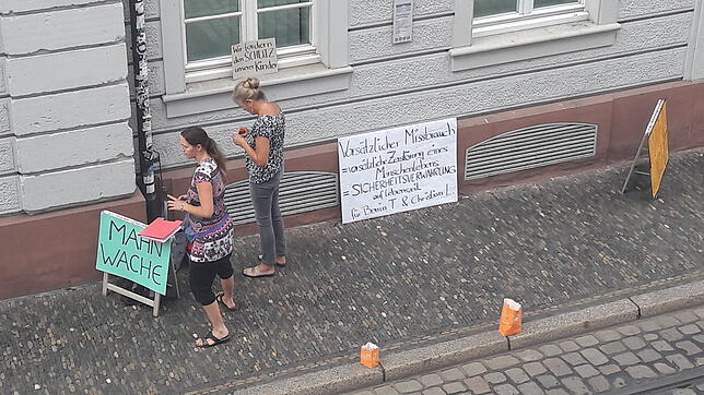 Vor dem Gerichtsgebäude hatten sich Mitglieder der Initiative "Aktiv gegen Missbrauch" zu einer Mahnwache eingefunden.