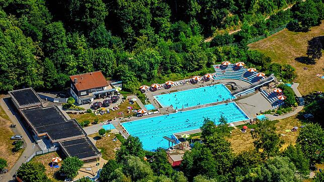 Das Stockacher Freibad auf einem Luftbild aus dem Jahr 2018. Im Herbst soll die Sanierung beginnen. Der Gemeinderat hat nun bereits ...