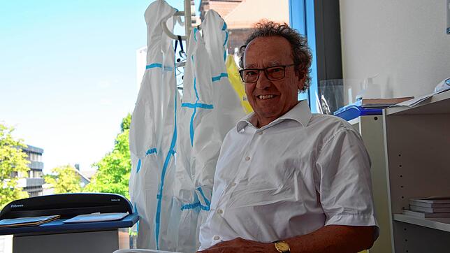 Johannes Probst hat federführend den Aufbau einer Corona-Schwerpunktpraxis in St. Georgen übernommen. Hier sitzt er in seinem ...