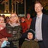 Simon Gröger und seine Frau Anita blicken zusammen mit ihren Kindern auf die Leinwand vor dem Milchwerk. Diese sagt klar: Gröger wird ...