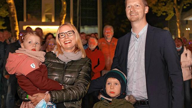 Simon Gröger und seine Frau Anita blicken zusammen mit ihren Kindern auf die Leinwand vor dem Milchwerk. Diese sagt klar: Gröger wird ...