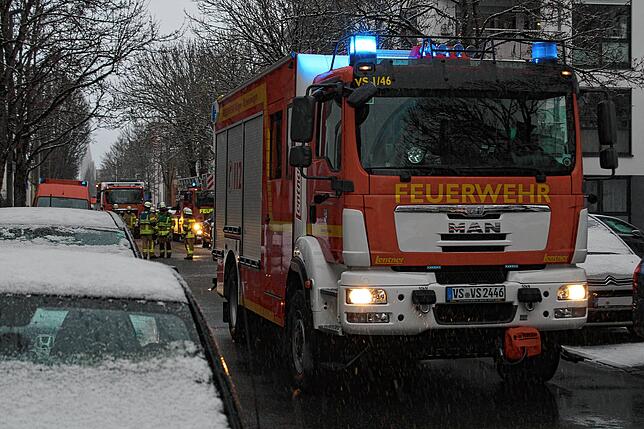 Feuerwehrautos blockieren am späten Montagnachmittag die Warenburgstraße in Villingen.