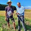 Jetzt gibt es ein neues Projekt für Öko-Hecken, die bei Bad Dürrheim sprießen. Landwirt Christoph Trütken (links) und der ...