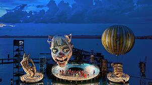 Hat Maßstäbe gesetzt: Das „Rigoletto“-Bühnenbild in den Jahren 2019 und 2021.