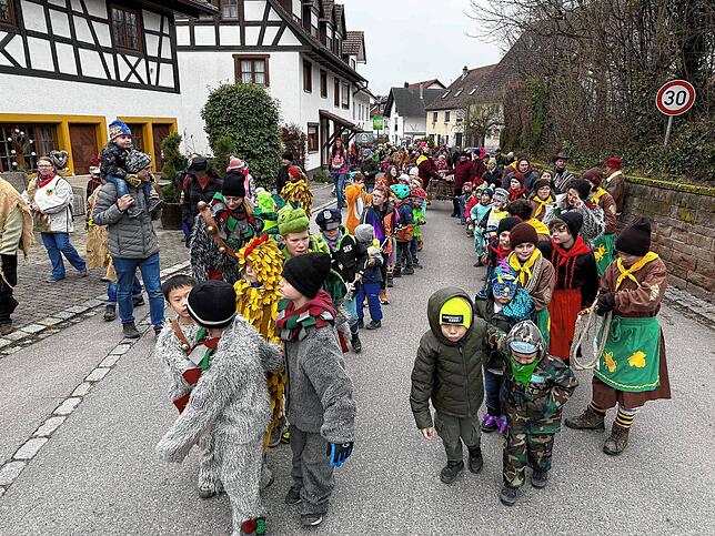 Bild 16: Katzenzunft und zahlreiche Gäste feiern im Dorf