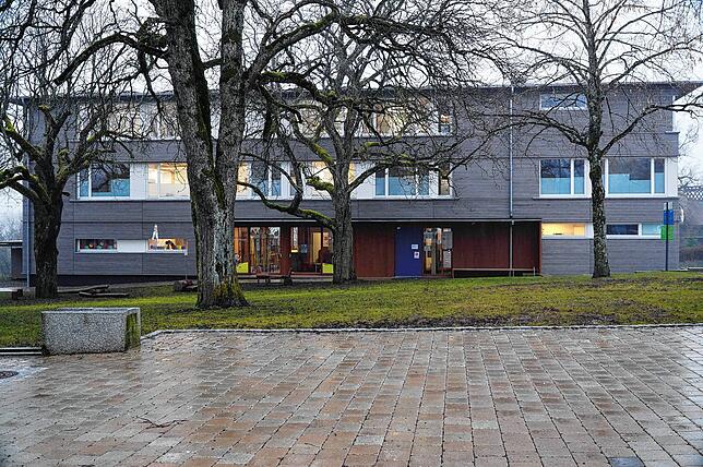 Im Tengener Ärztehaus befindet sich unten links die Caritas-Senioren-Tagespflege und rechts die Kinderkrippe Kastanienzwerge. Immer ...