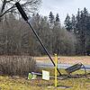 Die Folgen sind unübersehbar: Das Ausweichmanöver einer Autofahrerin endete jäh an einer Straßenleuchte.