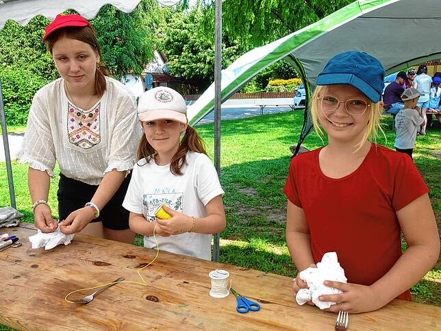 Batiken macht Spaß und bei den Ferienspielen ist eigentlich alles schön (von links): Betreuungshelferin Ani mit Maya und Lisann bei der ...