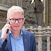 Mit dem Handy am Ohr ist Münsterpfarrer Bernd Walter häufig zu sehen. Er ist auch in den sozialen Netzwerken aktiv und will so nah an ...