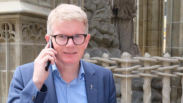 Mit dem Handy am Ohr ist Münsterpfarrer Bernd Walter häufig zu sehen. Er ist auch in den sozialen Netzwerken aktiv und will so nah an ...