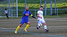 Der Kapitän der SG Eintracht, Daniel Tesch (links) und der Schonacher Steffen Schneider kämpfen um den Ball. Das Lokalderby vor großer ...