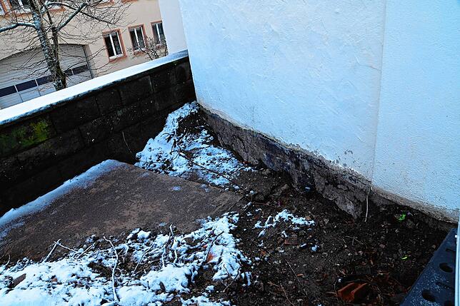 Die Schadstelle von außen. Hier drang das Wasser über viele Jahre unbemerkt in das Kircheninnere.