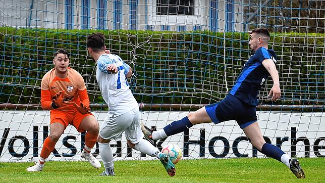 Schlechter Tag: Torhüter Patrick Eichin (links) hatte beim 0:7-Debakel des VfB Waldshut die geringste Schuld. Waldshuts Valmir Gashi ...