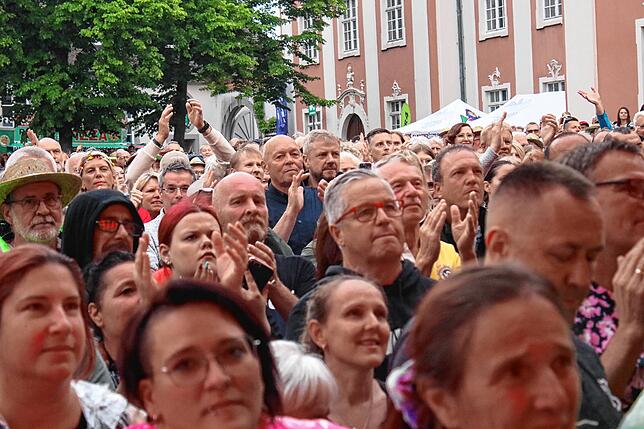 Bild 2: 2200 Fans feiern mit Kerstin Ott auf dem Schlossplatz