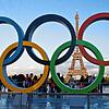 In Paris – hier zu sehen die olympischen Ringe vor dem Eiffelturm – dreht sich im Moment alles um die Olympischen Spiele. (Archivbild)