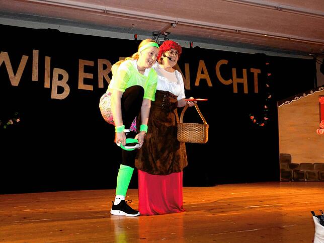Annika Wessolowski (links) und ihre Mutter Aline beim Praktizieren von „attachment parenting“. Annika stylt sich um für den „Oldies but ...