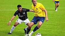 Die SG Dettingen-Dingelsdorf (Simo Meer, rechts) setzte sich 3:1 gegen den VfR Stockach (Cuma Püsküllü) durch.