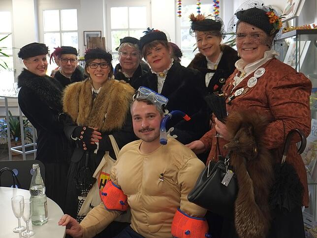 Die Alten Wieber Überlingen sind zurück vom Eurocarneval in Triest und zu Besuch beim SÜDKURIER.