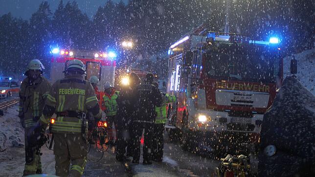 Bild : Wegen schweren Unfalls in Marbach: 50 Schüler verbringen ihren Vormittag im Linienbus
