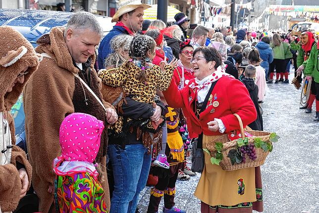 Bild 15: Bilder vom großen Fasnet Samschdig-Umzug der Poppele-Zunft (3)