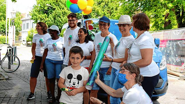 Beim Sommerfest-Ersatz von St. Josef: Lorik Alushaj (vorne) freut sich über sein Eis. Carola Sökeland (von links), Noel Nakato, Josua ...