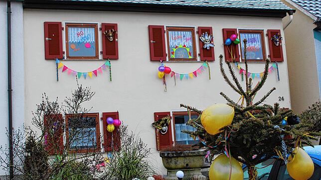 Fasnachtsschmuck in der Zoznegger Straße.