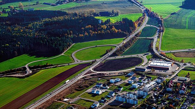 Unsere Luftaufnahme aus dem Jahr 2019 zeigt den Verkehrsknotenpunkt der B 27 und der B 31 bei Hüfingen. Die B 31 verläuft im Bild von ...