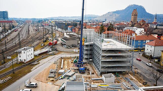 Das Bauvorhaben von oben: Im neuen Parkhaus Am Gleis, das von den Stadtwerken Singen realisiert wird, sollen noch in diesem Jahr 324 ...