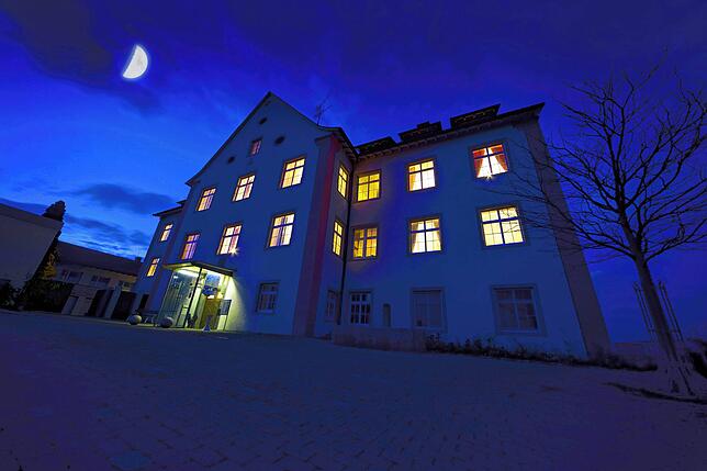 Das Weiterdinger Schloss im Mondenschein. Dann wird der Flohmarkt schon wieder beendet sein.