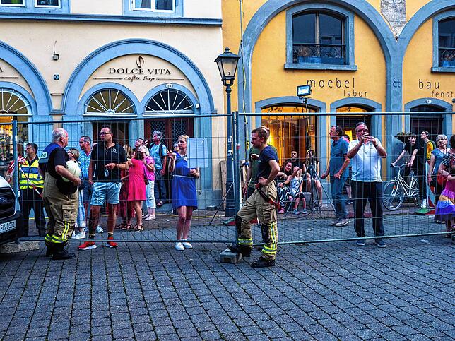 Bild 8: Die dritte Nacht des Konstanzer Großbrands: Immer wieder muss die Feuerwehr ran