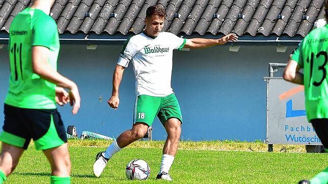 Torpremiere: Kapitän Robin Bächle – hier ein Archivbild – stellte mit seinem ersten Bezirksliga-Treffer zur 2:1-Führung des SV Waldhaus ...
