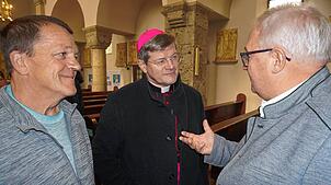Erzbischof Stephan Burger ist nach dem Gottesdienst ein gefragter Gesprächspartner, hier mit Bestatter Reinhold Klausmann (links) und ...