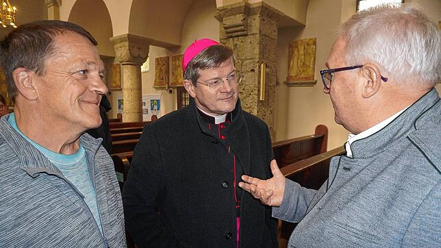 Erzbischof Stephan Burger ist nach dem Gottesdienst ein gefragter Gesprächspartner, hier mit Bestatter Reinhold Klausmann (links) und ...