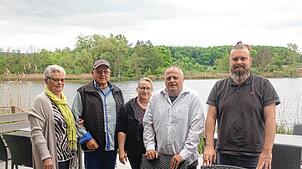 Sigrun und Dietmar Helmlinger, die Pächter Sonja und Guiseppe Ardizio und Architekt Benjamin Heller (von links) freuen sich auf den ...