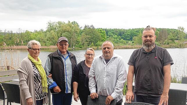 Sigrun und Dietmar Helmlinger, die Pächter Sonja und Guiseppe Ardizio und Architekt Benjamin Heller (von links) freuen sich auf den ...