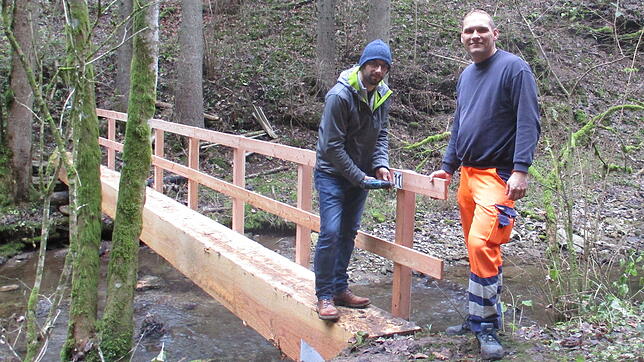 Marcus Grigull vom Stadtbauamt und Bauhofleiter Silvio Horn auf dem neuen Steg über die Gauchach. Wenn die ersten Wanderer sich wieder ...