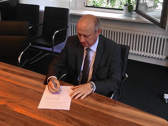 Ein großer Moment: Thomas Schäuble unterschreibt den Kaufvertrag für das Lauffenmühle-Areal.