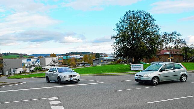 An der Einmündung Kreuzstraße &ndash; Landesstraße 195 darf laut Genehmigung ein Kreisverkehrsplatz entstehen. Hier ein Bild aus dem ...