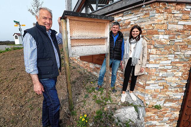 Freuen sich über etwa 30 neue Insektenhotels beim Winzerverein Hagnau (von links): Vorsitzender Karl Megerle, Geschäftsführer Tobias ...