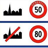 Was gilt auf Schweizer Straßen generell? Dieses Schild weist darauf meist kurz nach Grenzübertritt aus Deutschland hin.