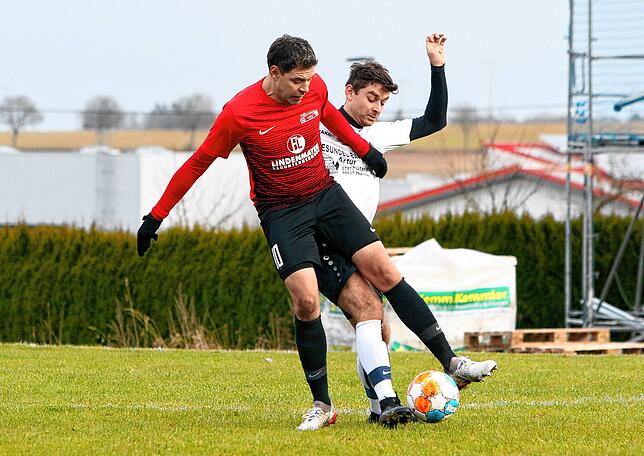 Johannes Rudolf (hinten) versucht, Denis Reutebuch (vorne) vom Ball zu trennen.