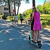 Wer zu zweit auf dem E-Scooter unterwegs ist, wie hier in Überlingen, begeht einen glatten Regelverstoß. Die Mitnahme von Mitfahrern ...