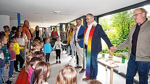 Gemeinsames Gebet: Bei der kleinen Eröffnungs- und Segnungsfeier in der Kita St. Josef in Tiengen sprechen alle zusammen das „Vater ...