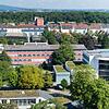 Seit 1950 sind auf dem Gelände der ersten IBO und drumherum viele Gebäude hinzugekommen: Erweiterungen der Schulen, die Musikschule und ...