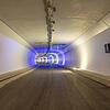 Blick ins Innere des Galgenbucktunnels. Weit fortgeschritten ist die Ausrüstung des Tunnels mit Betriebs- und Sicherheitsinstallationen. ...