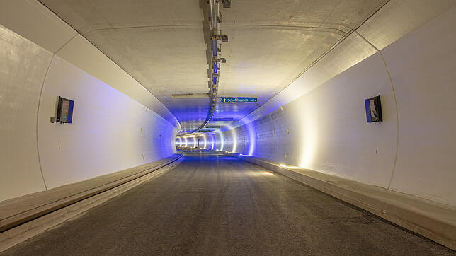 Blick ins Innere des Galgenbucktunnels. Weit fortgeschritten ist die Ausrüstung des Tunnels mit Betriebs- und Sicherheitsinstallationen. ...