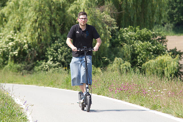 Auf abgelegenen Radwegen wie hier stellen E-Scooter sicher kein Problem dar. Schwieriger könnte es in der Innenstadt und an Engstellen ...