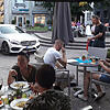 Autos am Spitalplatz aus der Sicht der Gäste in der Osteria Eden &ndash; hier fahren Autos auf den Platz, obgleich es sich mittlerweile ...