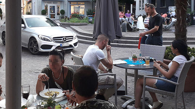 Autos am Spitalplatz aus der Sicht der Gäste in der Osteria Eden &ndash; hier fahren Autos auf den Platz, obgleich es sich mittlerweile ...